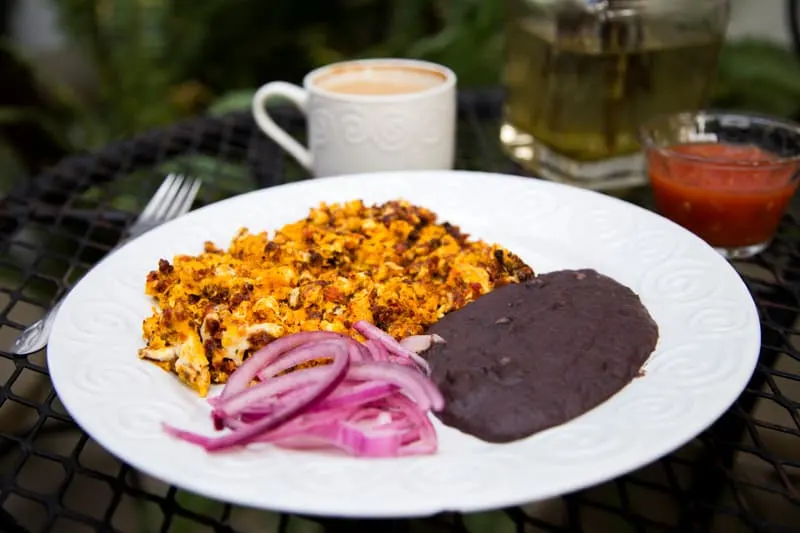 Desayuno, huaevos revueltos con frijoles, cebolla y café, eggs, cooked ham, and onions
