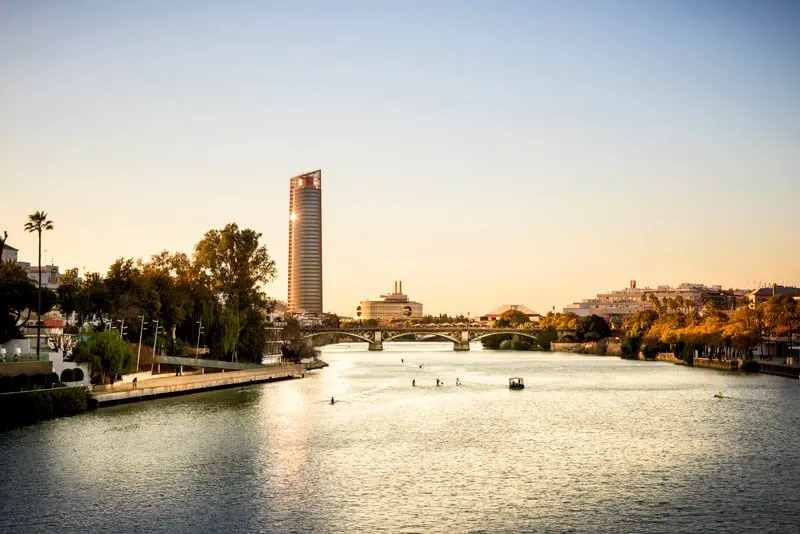 Torre Sevilla is the first skyscraper in Seville, part of the real estate project called Puerto Triana, located on the La Cartuja site where the 1992 Universal Exposition was held. The building has mixed commercial and office use
