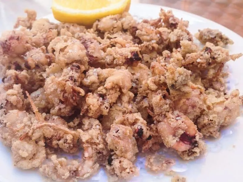 fried baby squid puntillitas, fried seafood
