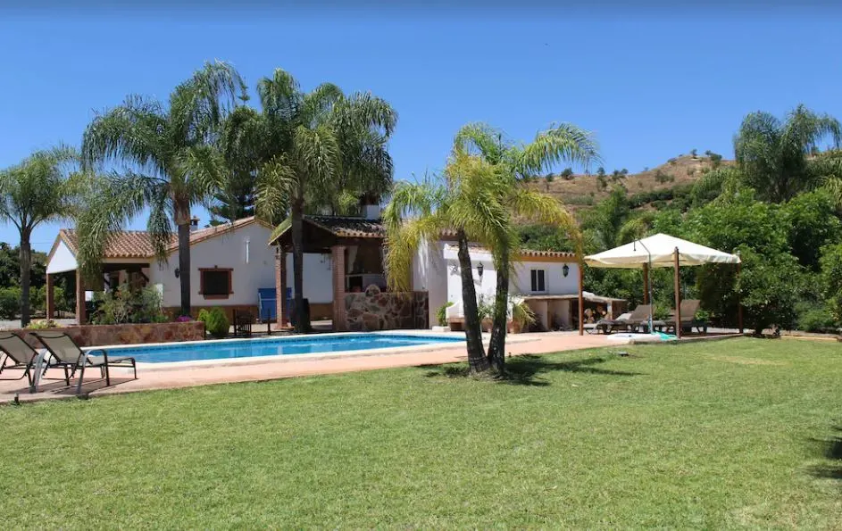 Quality Villa with gardens and private Swimming Pool, best holiday villas in malaga