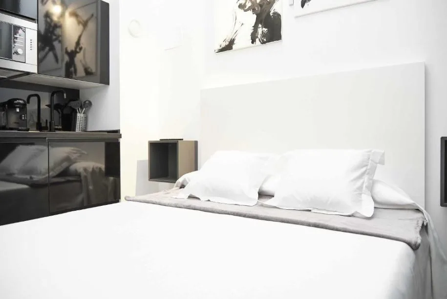 inside the bed room of Betis Modern y Luxury