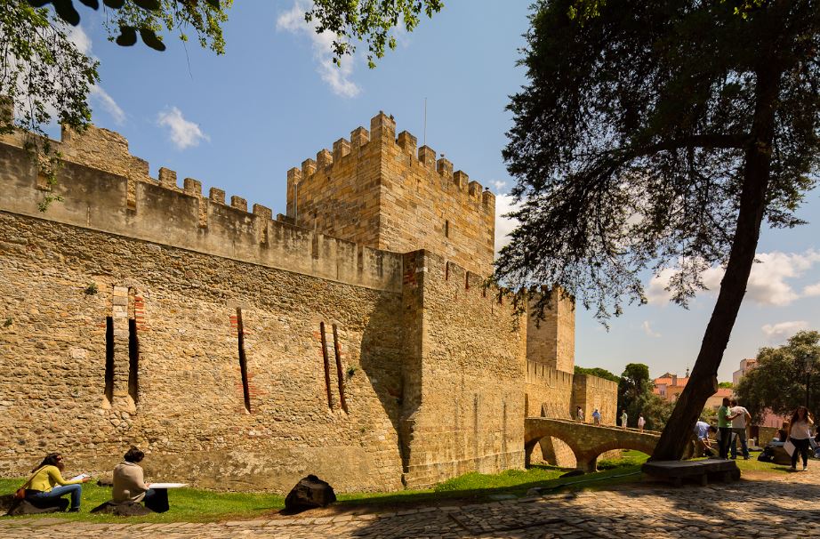 a view of the side of Castillo de San Jorge