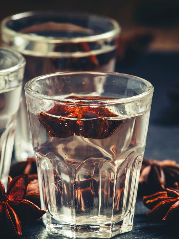 Anisette in a small glass with anise seeds next to it. 30 Most Famous Spanish Drinks