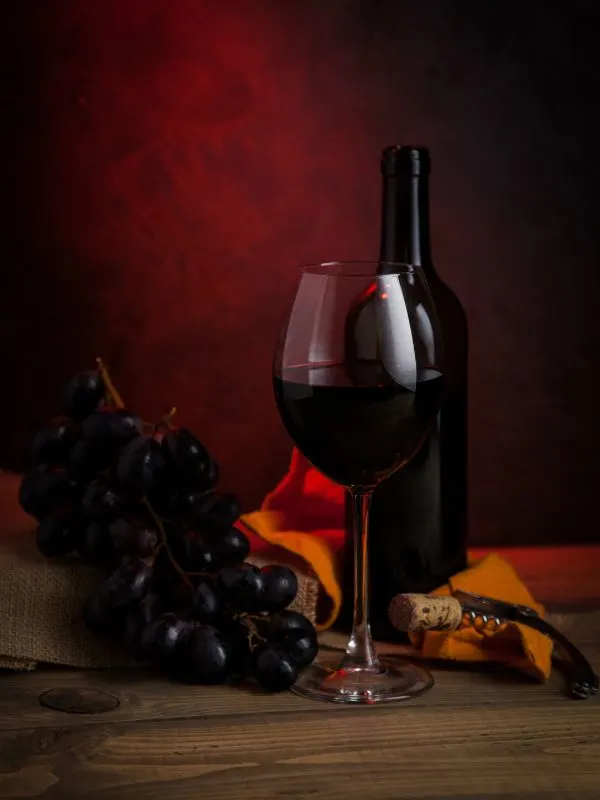 Ribera del Duero red wine in a glass with a bottle and grapes next to it. 30 Most Famous Spanish Drinks