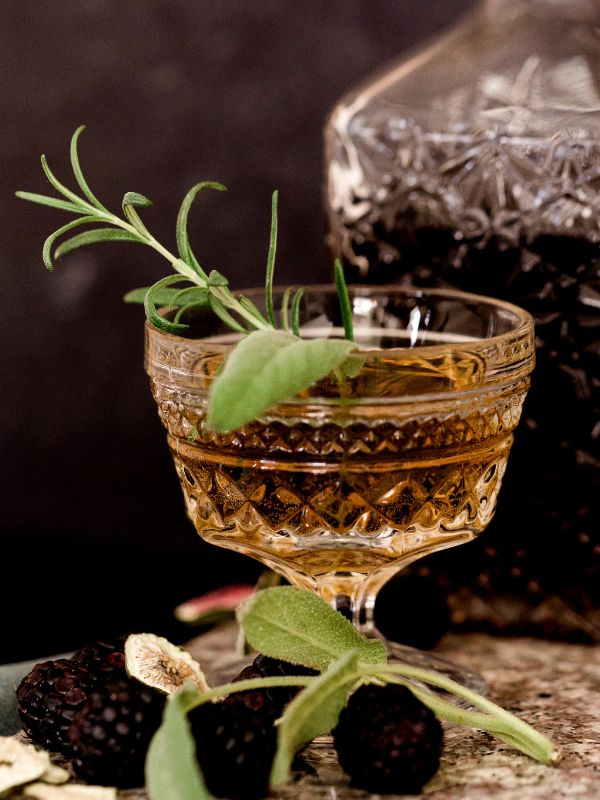 herbero, a Spanish liquor made with herbs. 30 Most Famous Spanish Drinks