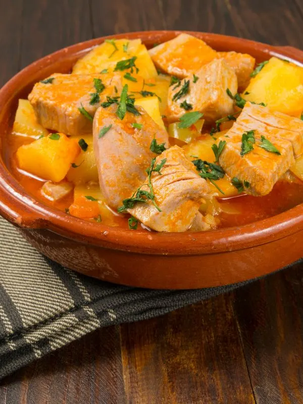 marmitako recipe, a tuna stew with potatoes in a clay bowl