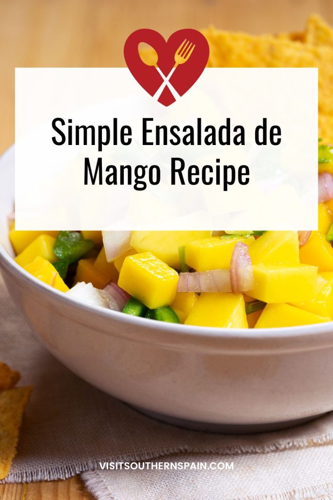 a bowl of ensalada de mango and on top it's written Simple Ensalada de Mango recipe. 