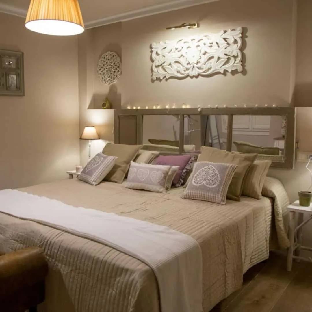 a cozy of the bedroom of Palacio Almagra with light brown undertones