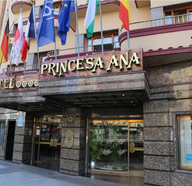 Exterior of the Princesa Ana. 20 Best Cheap Hotels in Granada for 2023