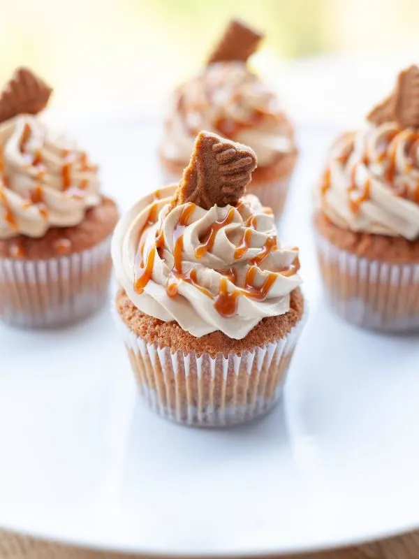 dulce de leche cupcakes decorted with biscuits and dulce de leche