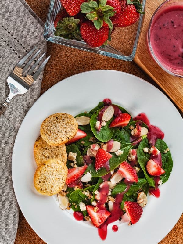 ensalada de espinacas, spanish spinach salad with strawberry served with toasted bread