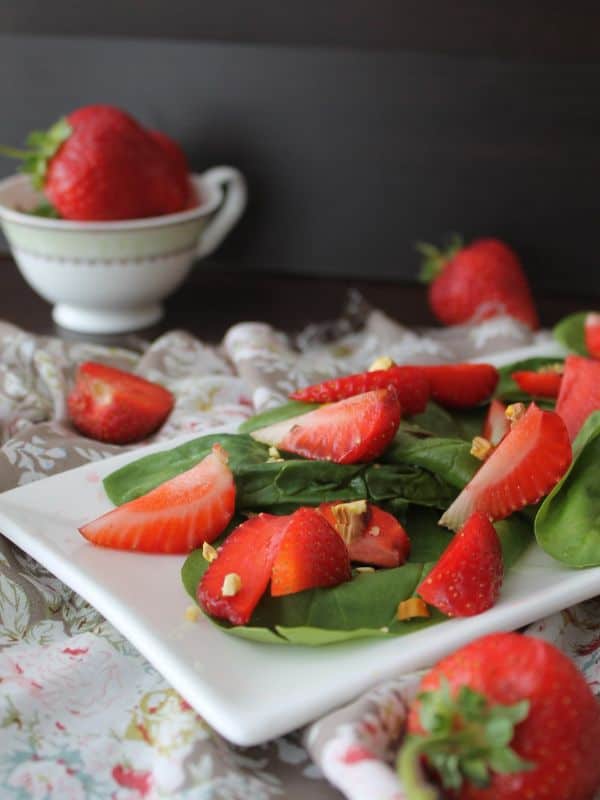 ingredients for ensalada de espinacas, spanish spinach salad with strawberry and nuts