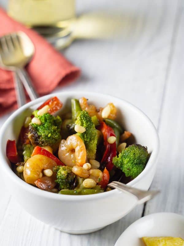 a bowl of ensalada de broccoli with vegetables.