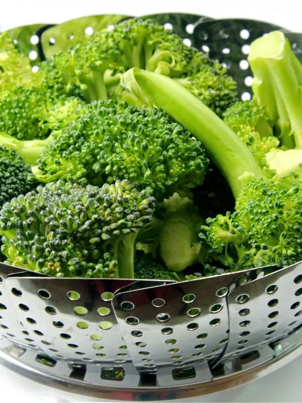 broccoli heads for the ensalada de broccoli with prawns.