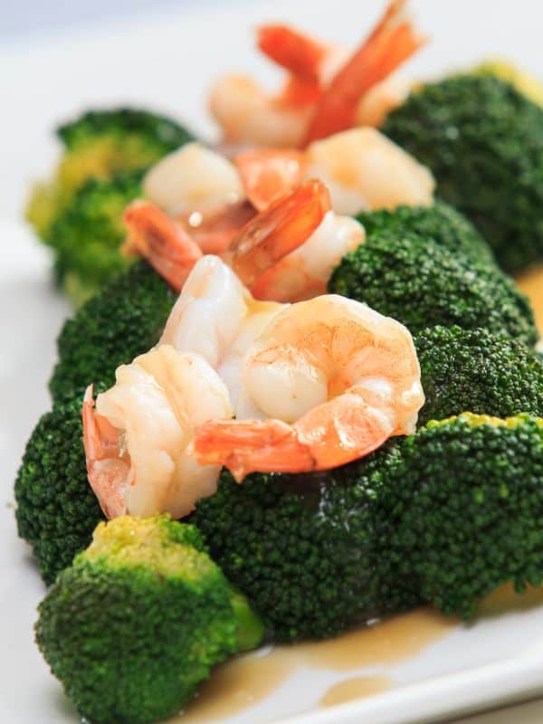 closeup with ensalada de broccoli with prawns