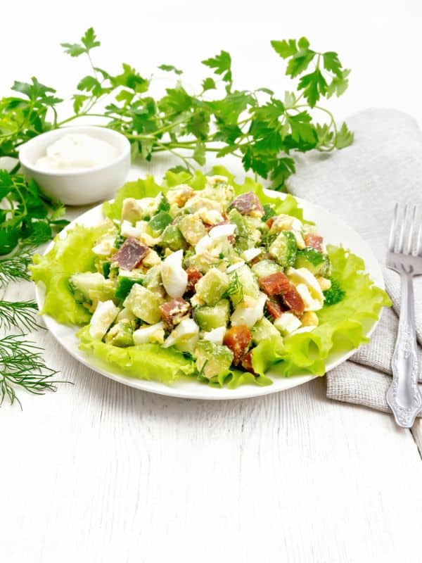 ensalada de salmon, salmon salad with avocado and lettuce on a plate.