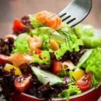 ensalada de salmon with fresh vegetables in a bowl