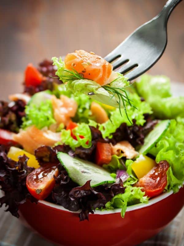 ensalada de salmon with fresh vegetables in a bowl - Delicious Ensalada de Salmon Recipe