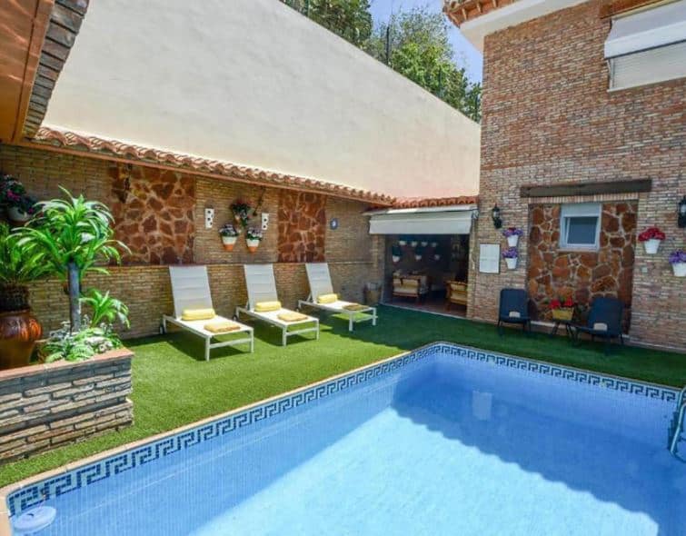 private outdoor pool at Apartamentos Turísticos Tronca, family hotels in Granada