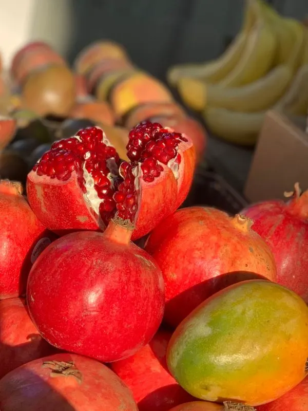 granada apples and mangos that can be eaten during the Feast on Autumn Fruit in Malaga