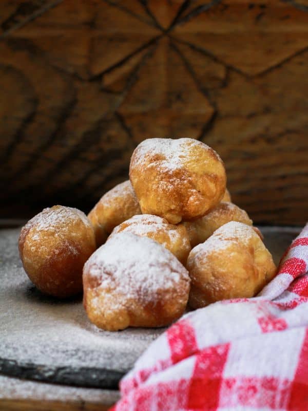 Rosquillas de Anís dusted with powdered sugar for Easter