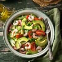 axarquia salad with avocado, shrimp and tomatoes