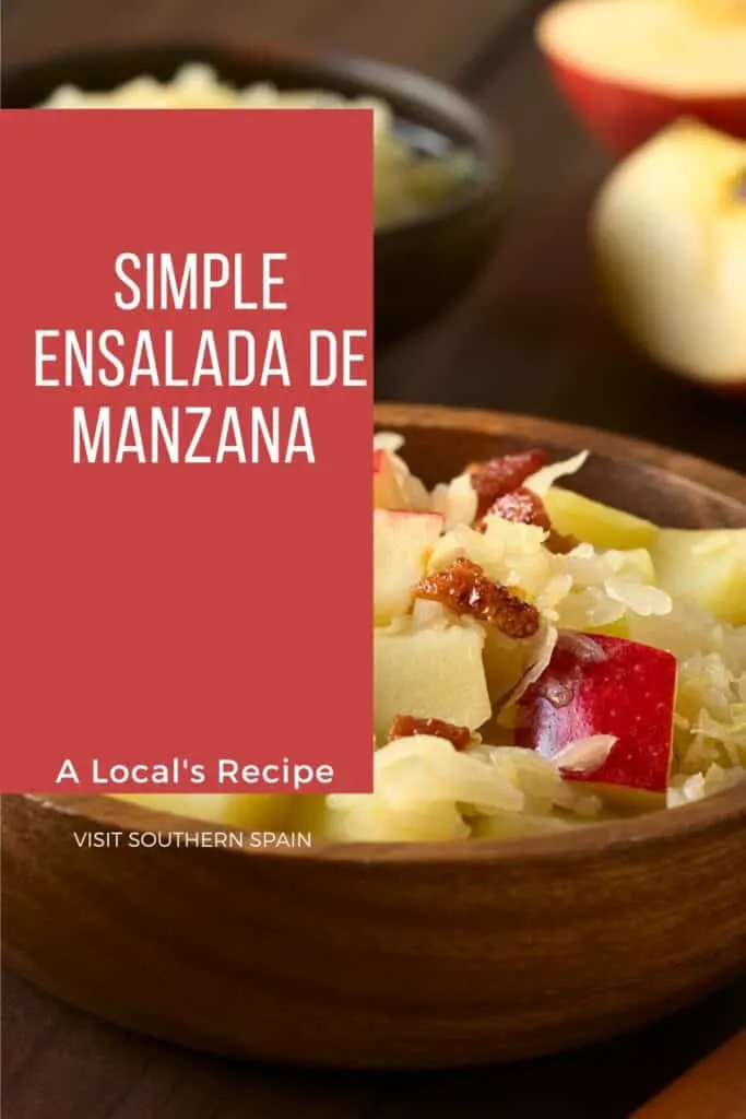 a pin with a ensalada de manzana in a clay bowl.