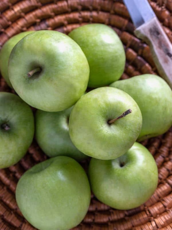 Granny Smith apples for the ensalada de manzana