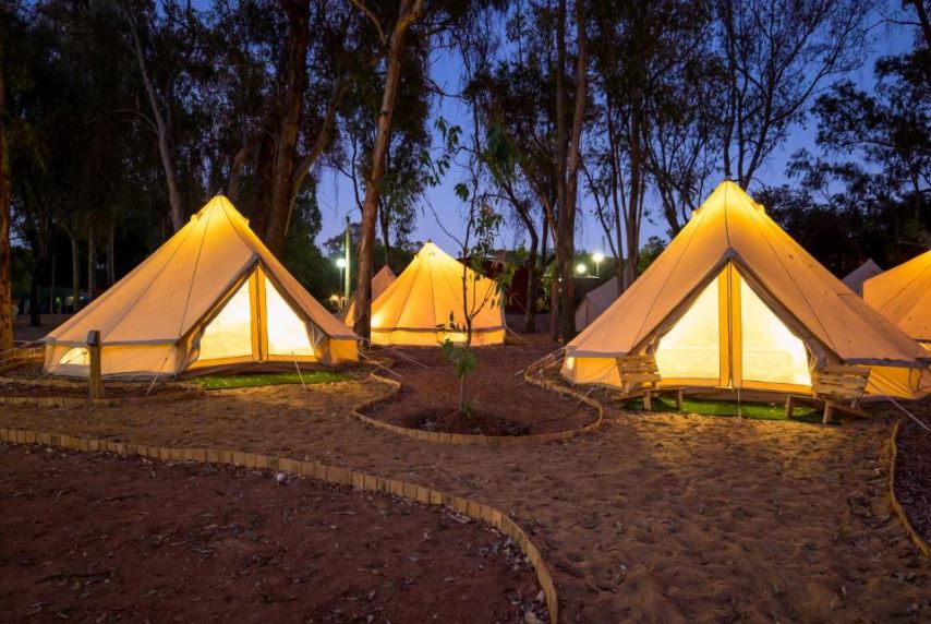 tents at Camping Playa Taray in Huelva at night