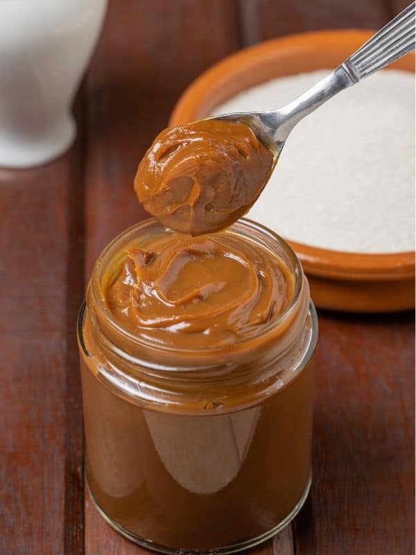 spoon with dulce de leche for the spanish pionono