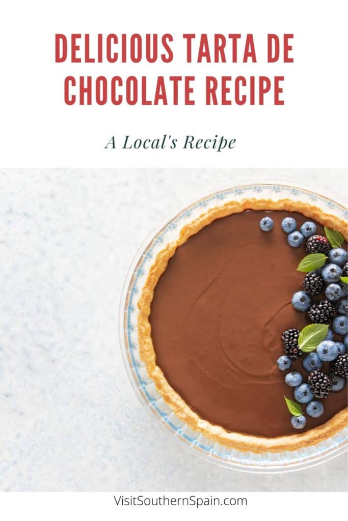 a pin with Tarta de Chocolate decorated with berries.