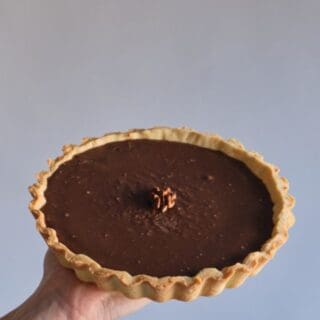 Tarta de Chocolate held in hand