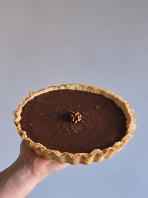 Tarta de Chocolate held in hand