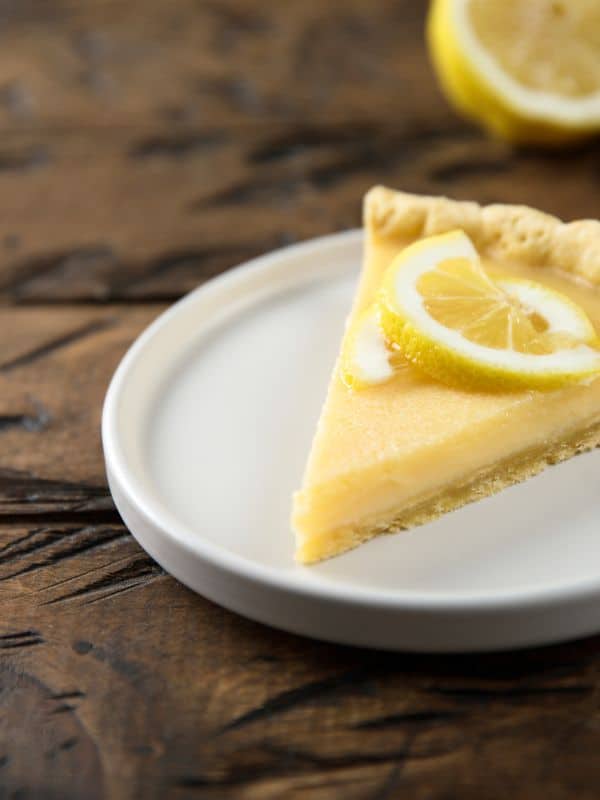 Tarta de Lim&oacute;n on a plate decorated with a lemon