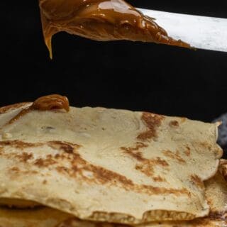 filling Dulce de leche crepes with dulce de leche