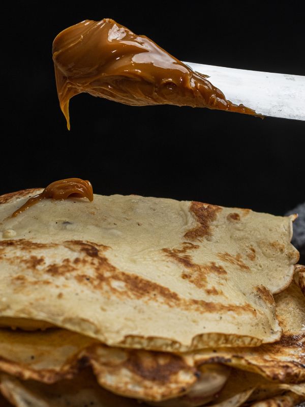 filling Dulce de leche crepes with dulce de leche